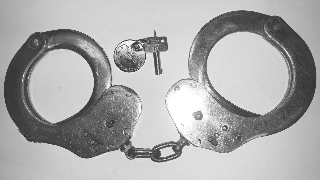 Кликните для перехода на страницу "Ключ к наручникам"